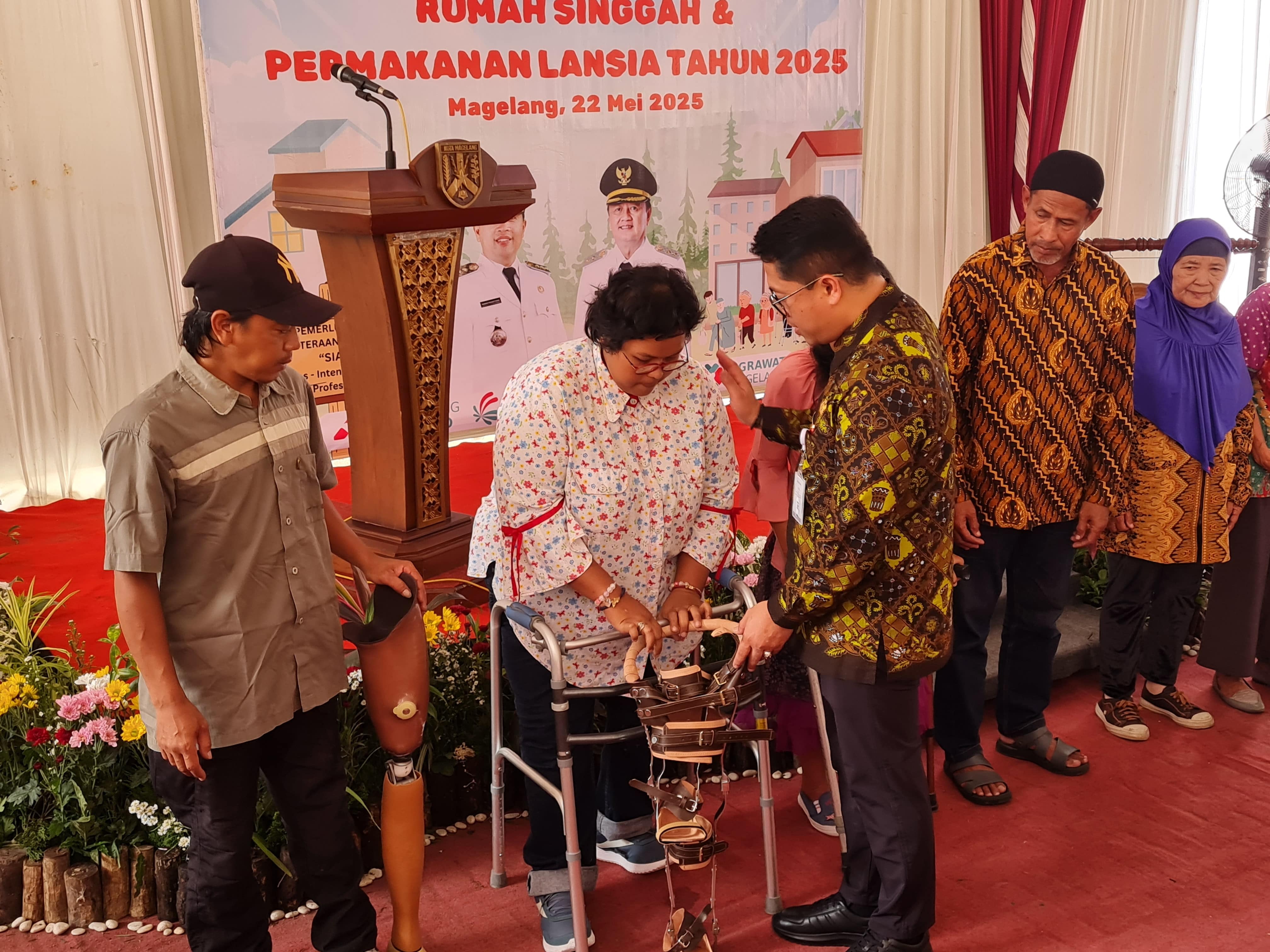 SIMBOLIS: Wali Kota Magelang menyerahkan alat bantu kemandirian kepada penyandang disabilitas fisik, beberapa hari lalu.