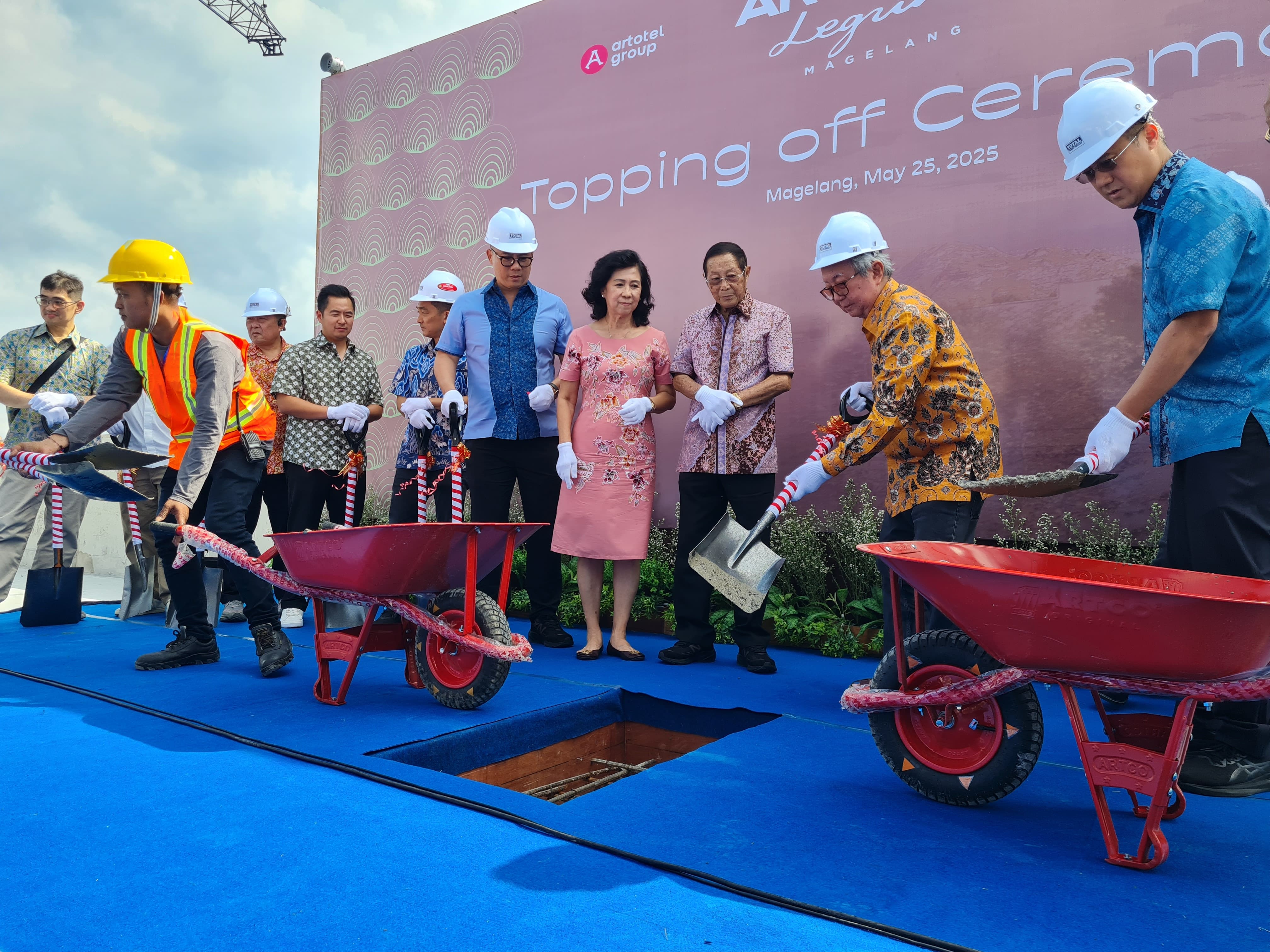 Jajaran direksi Artotel Leguna Magelang dan developer saat melaksanakan prosesi topping off, Minggu (25/5).