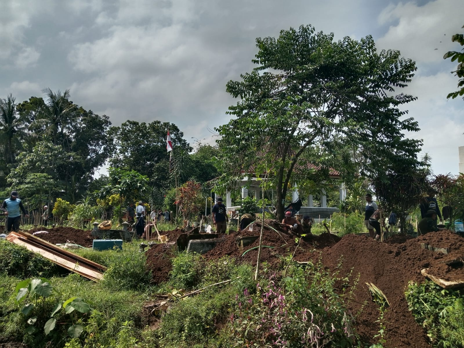 Pemindahan makam terdampak tol