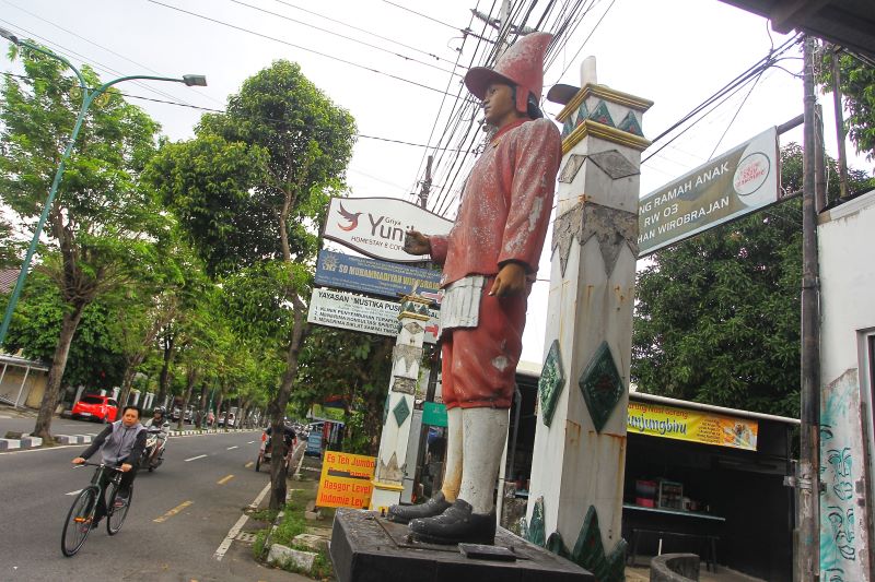 Kondisi patung prajurit bregada Wirobrojo dalam kondisi rusak karena tidak terurus, di Jalan Kapten Piere Tendean, Kota Jogja, Minggu (25/5).