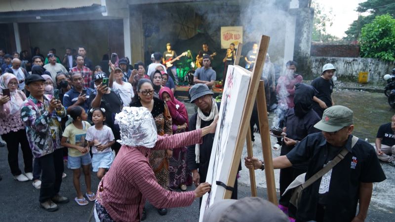 TOTALITAS: Salah satu performance art dalam ritus pembukaan Pameran Timbang Rasa.