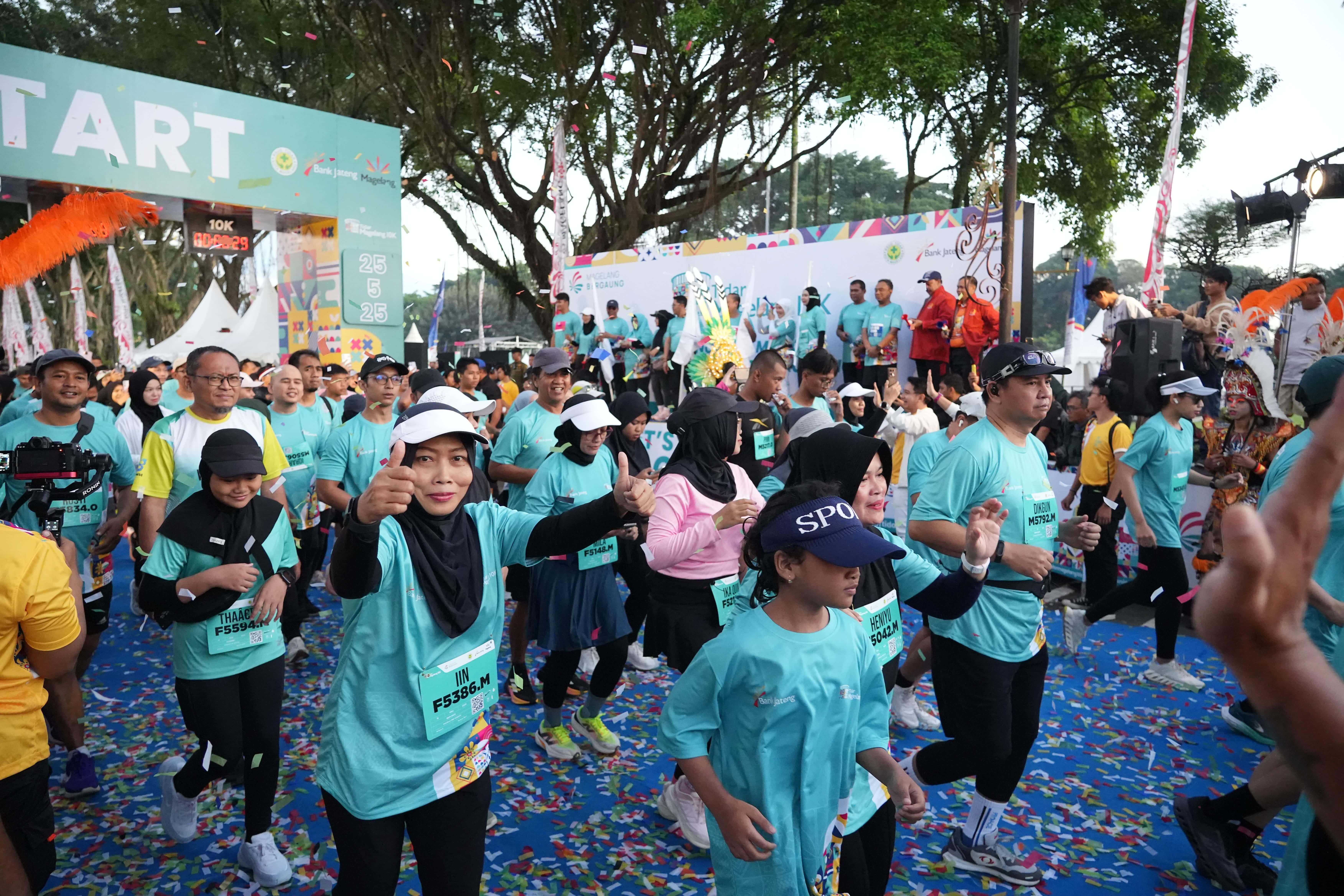 Ribuan peserta Tidar Magelang 10K bersemangat untuk menaklukkan rute yang dimulai dan finis di alun-alun, Minggu (25/5).