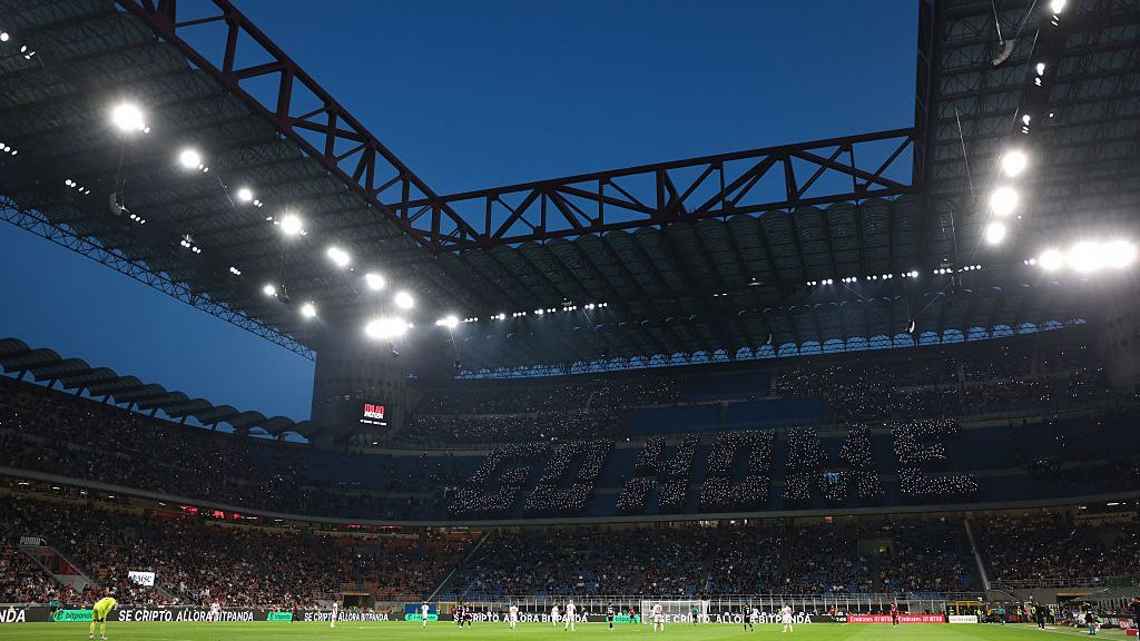 AC Milan bentangkan koreo dengan tulisan