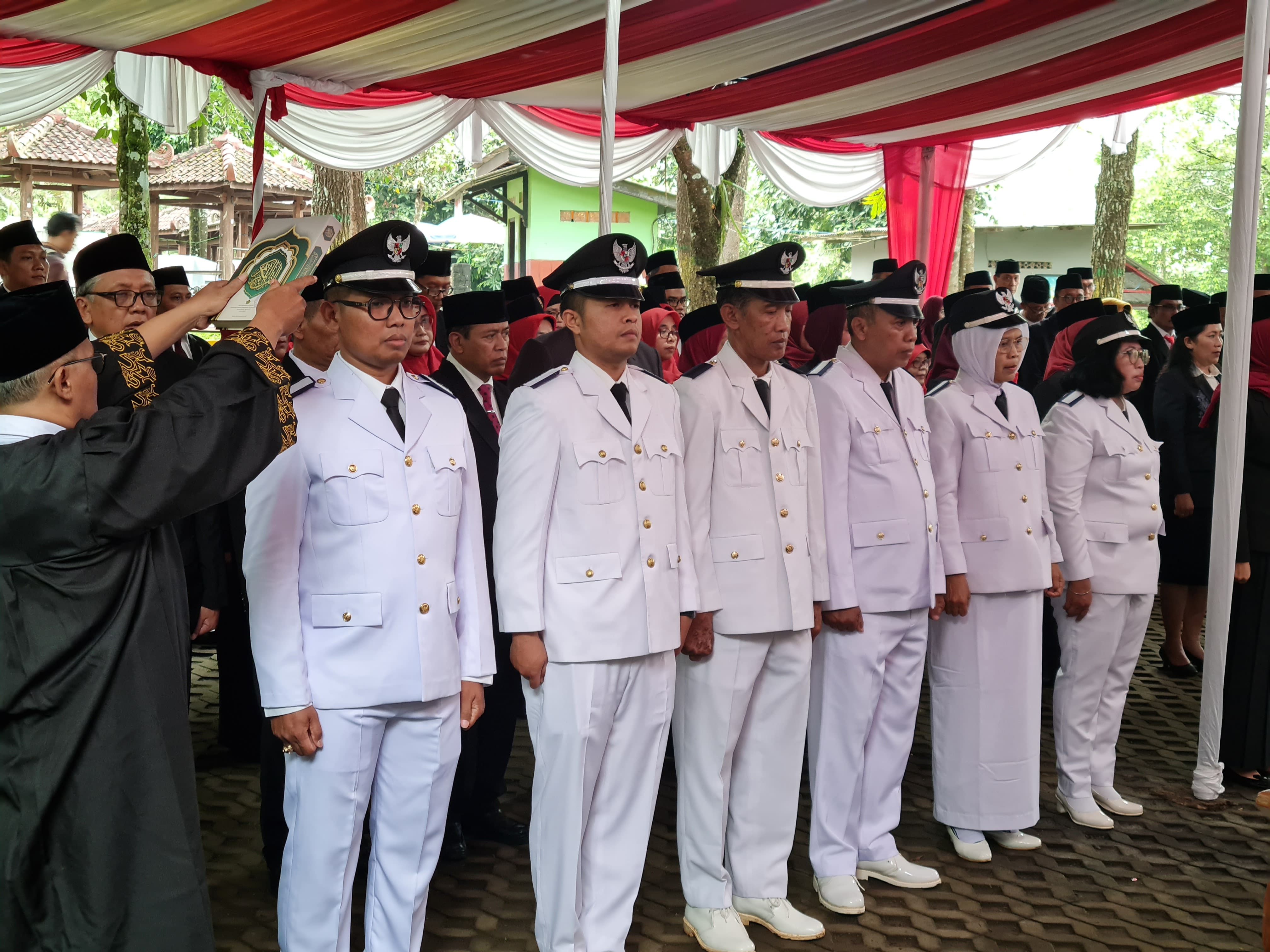 Wali Kota Magelang melantik dan mengambil sumpah/janji jabatan para pejabat di lingkungan pemkot di TKL Ecopark, Senin (26/5).