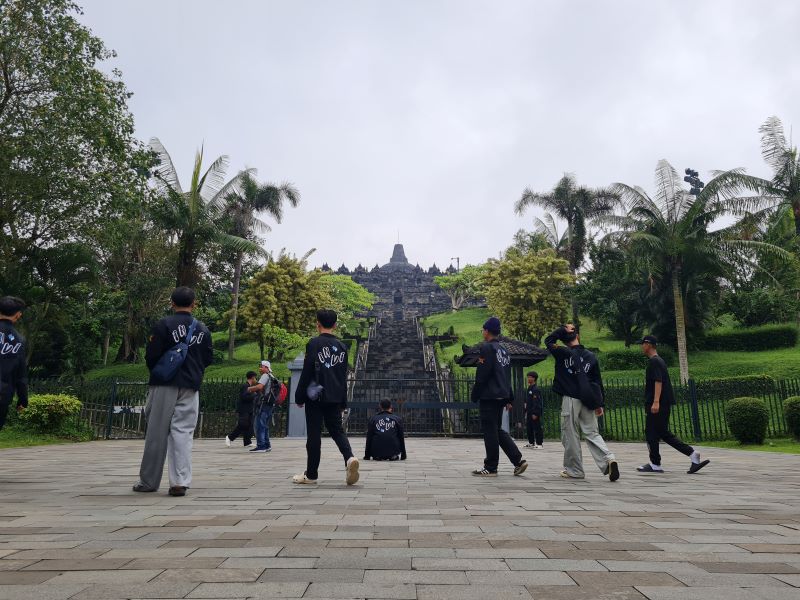 KECELE: Pengunjung tidak bisa naik ke pelataran atau struktur Candi Borobudur karena dalam masa perawatan Senin (26/5).