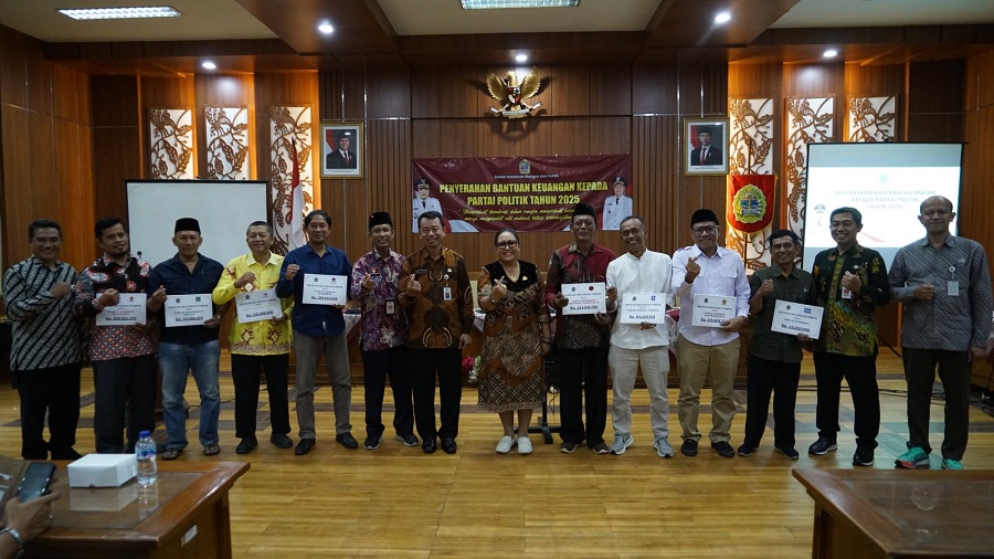 Kasbangpol Gunungkidul serahkan bantuan dana untuk delapan Parpol.