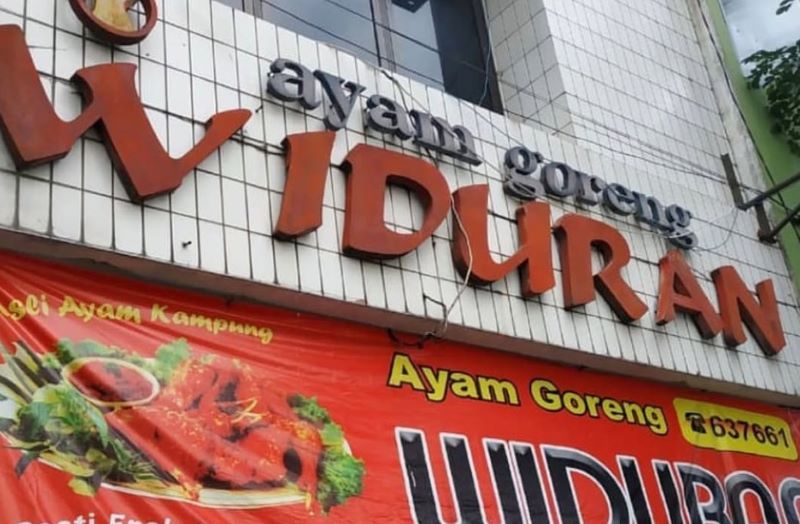 Ayam goreng Widuran, Solo.