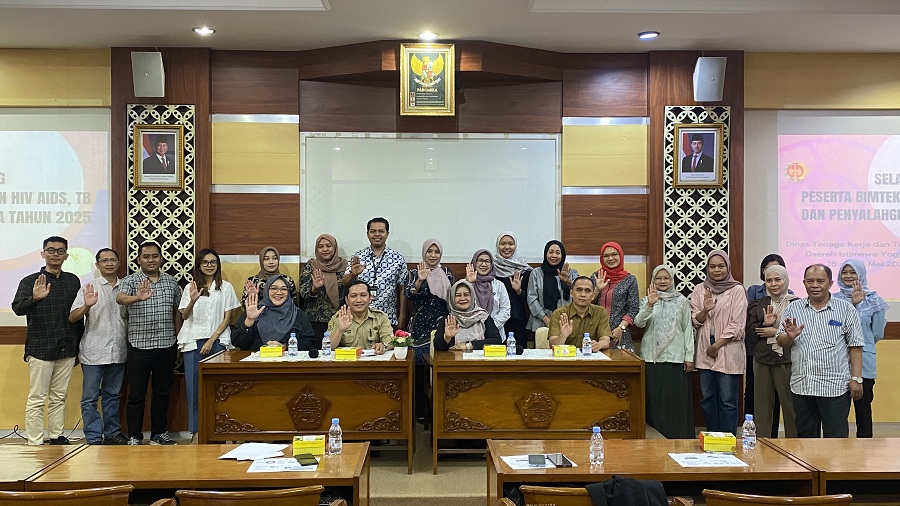 LINGKUNGAN KERJA SEHAT: Sejumlah pekerja perwakilan berbagai perusahaan berfoto bersama narasumber di sela pembukaan bimtek penanggulangan HIV/AIDS, TB serta Napza di Dinas Tenaga Ke