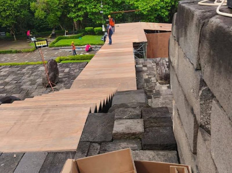 Proses pemasangan stair lift di Candi Borobudur.