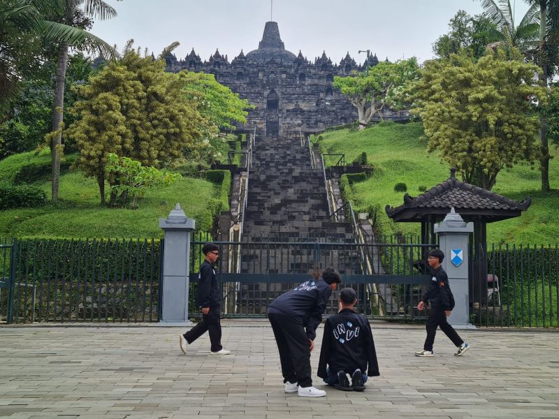KECELE: Pengunjung tidak bisa naik ke pelataran atau struktur Candi Borobudur karena dalam masa perawatan, Senin (26/5/2025).&nbsp;