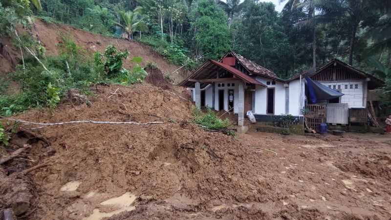 MENUMPUK: Material longsor kembali menumpuk di rumah milik Suyono, Padukuhan Sungapan 1, Kalurahan Hargotirto.&nbsp;
