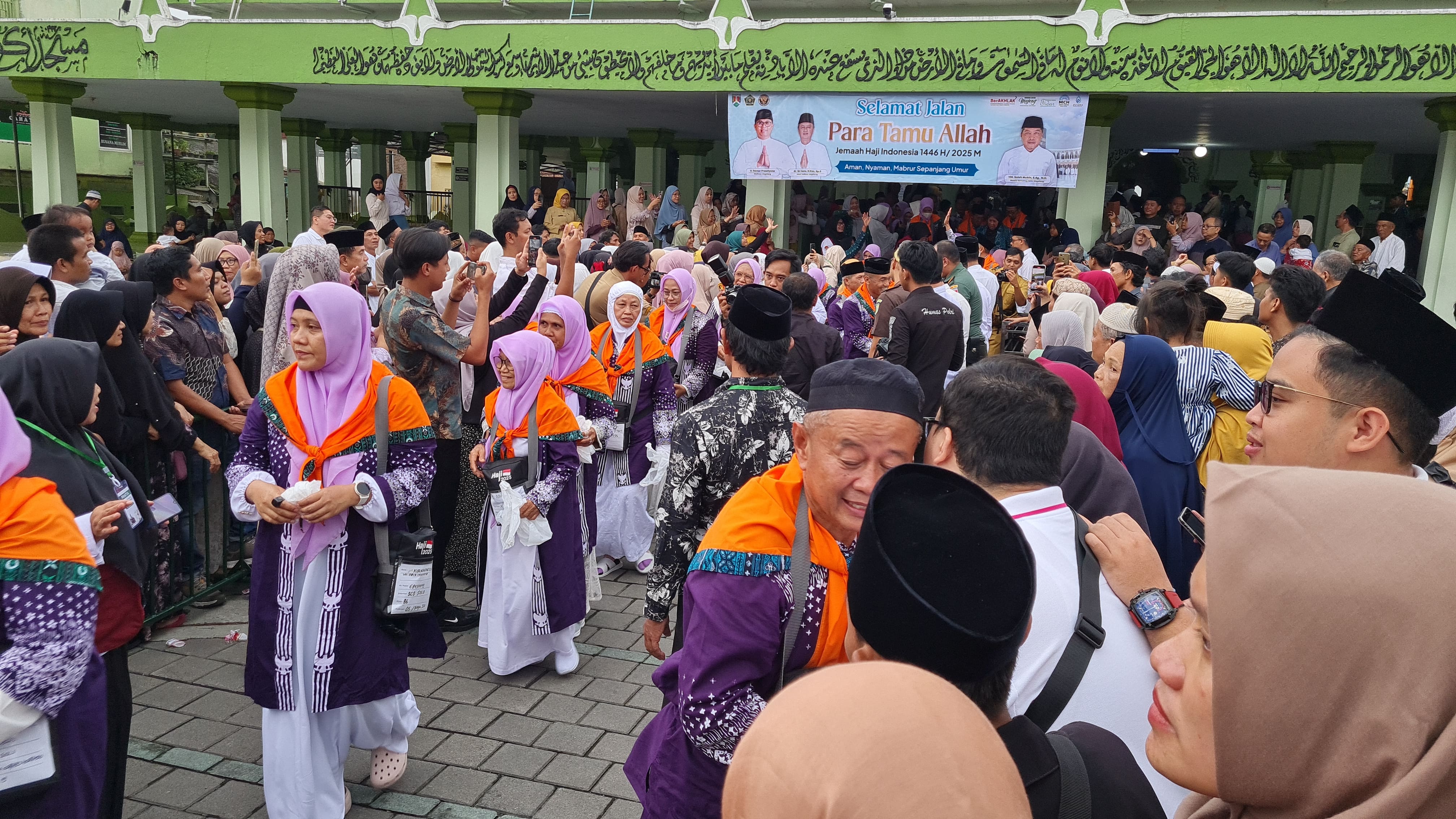 Sebanyak 144 calon jemaah haji (CJH) asal Kota Magelang diberangkatkan menuju Asrama Haji Donohudan, Senin (26/5).