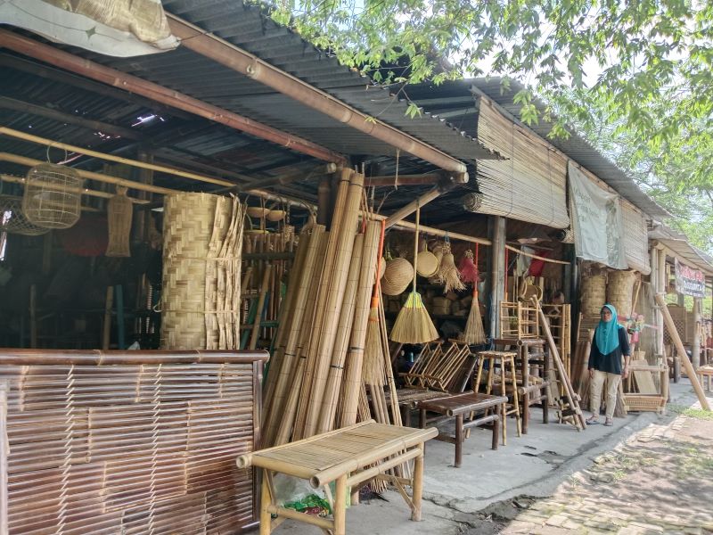 Salah satu perajin bambu Atidja yang berjualan di Pasar Kerajinan Bambu Cebongan, Mlati, Sleman.