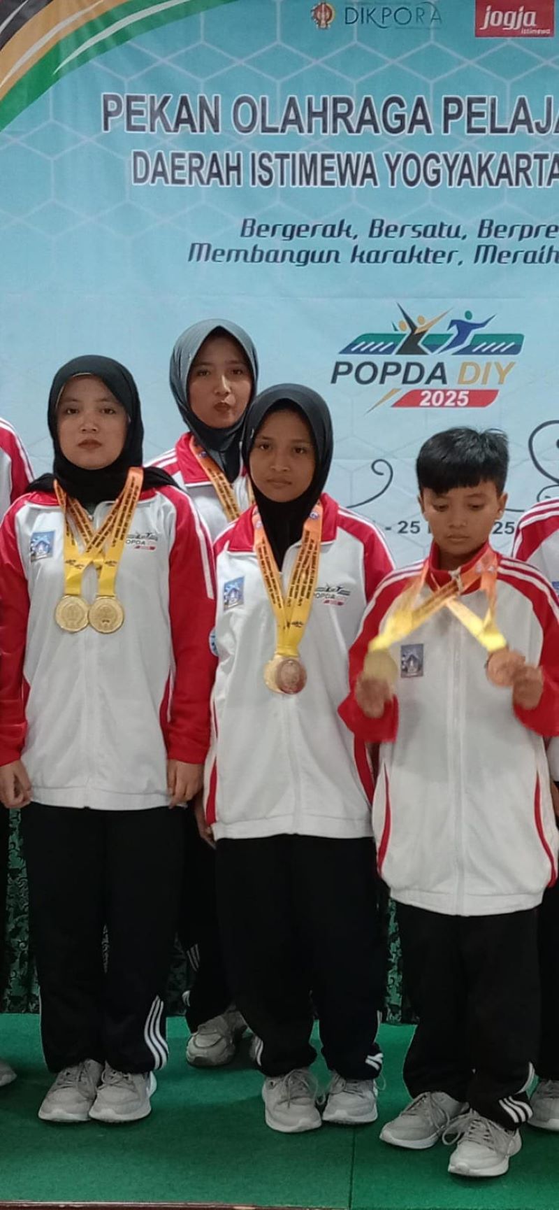 BORONG TIGA EMAS: Shafira Devi Herfesa bersaudara saat menerima medali emas di ajang Popda DIJ 2025.