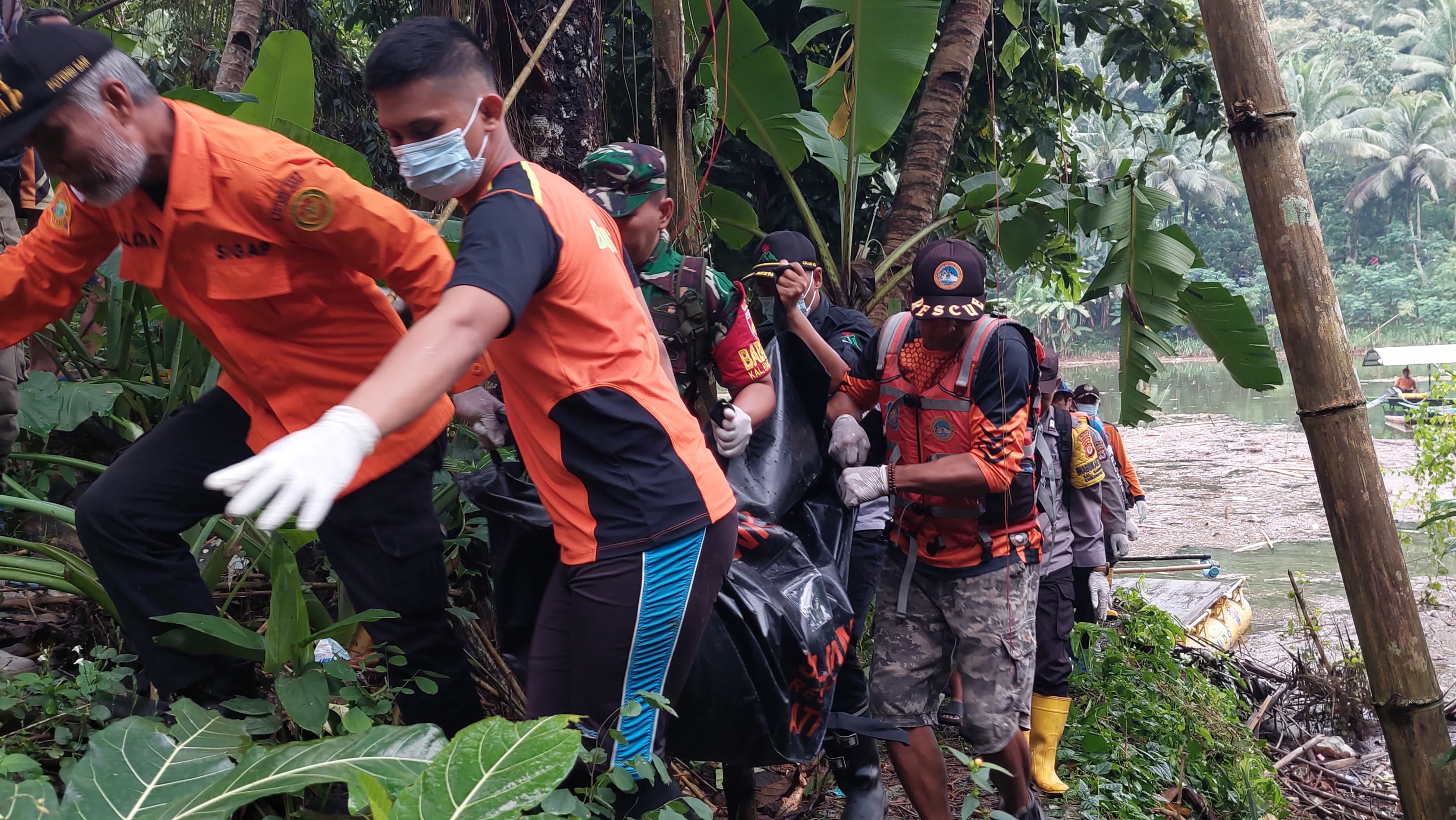 EVAKUASI: Personel Gabungan membawa kantong jenazah yang berisi korban.&nbsp;