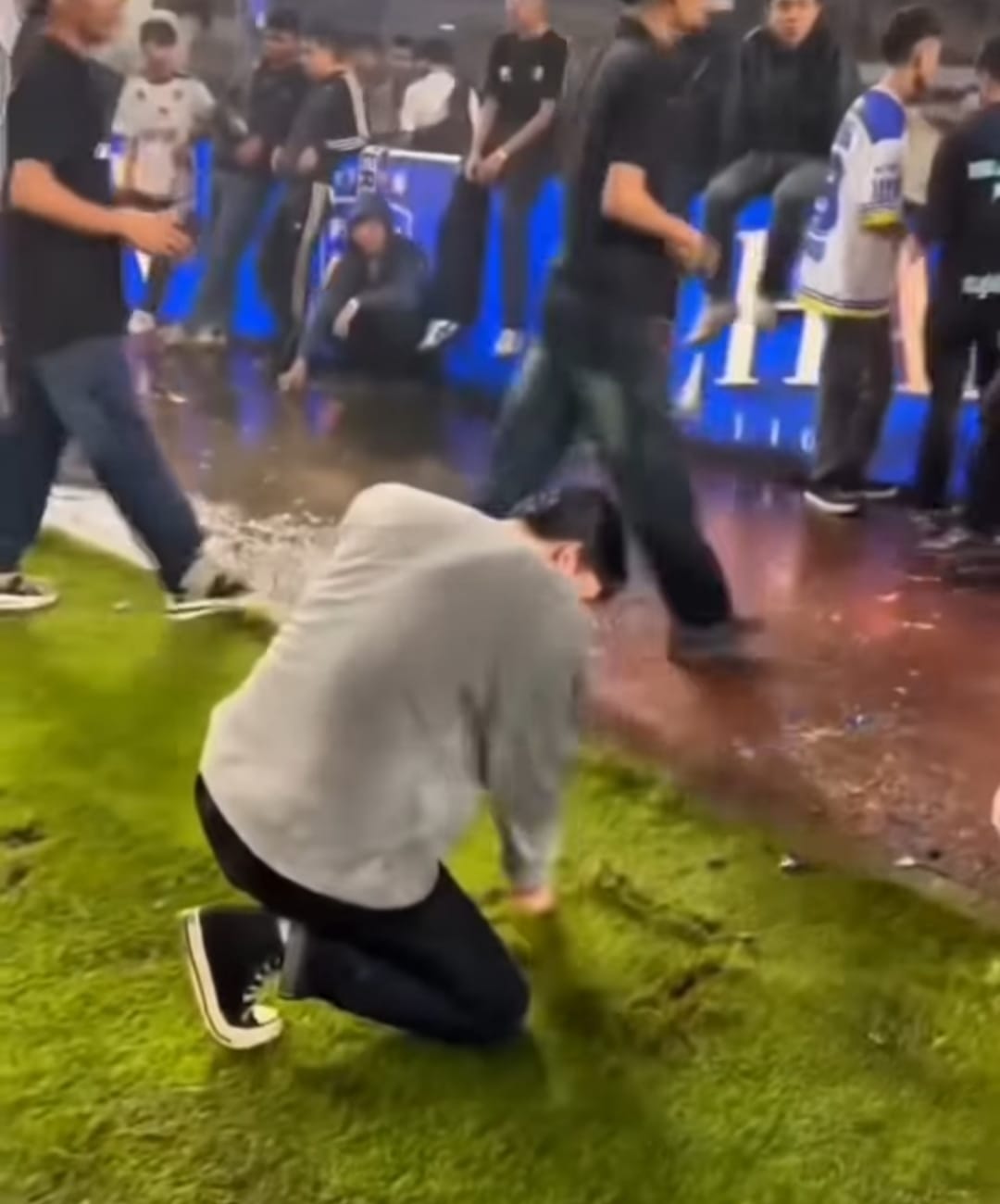 Terlihat oknum suporter Persib Bandung tengah berusaha mencongkel rumput di Stadion Gelora Bandung Lautan Api
