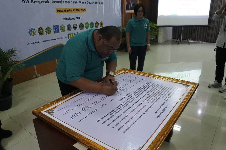SIMBOLIS: Penandatangan komitmen untuk deklarasi bersama cegah pernikahan dini 2025 yang digelar DP3AP2 DIY dan diikuti oleh puluhan OPD, Selasa (27/5/2025).
