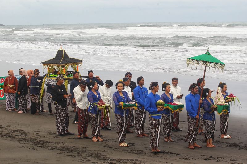 NGURI-URI BUDAYA: Warga Mancingan mengikuti kirab saat prosesi labuhan upacara adat Bekti Pertiwi Pingusung Jaladri dari Pantai Parangtritis ke Pantai Parangkusumo (27/5).