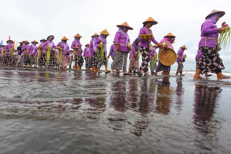 NGURI-URI BUDAYA: Warga Mancingan mengikuti kirab saat prosesi labuhan upacara adat Bekti Pertiwi Pingusung Jaladri dari Pantai Parangtritis ke Pantai Parangkusumo (27/5).