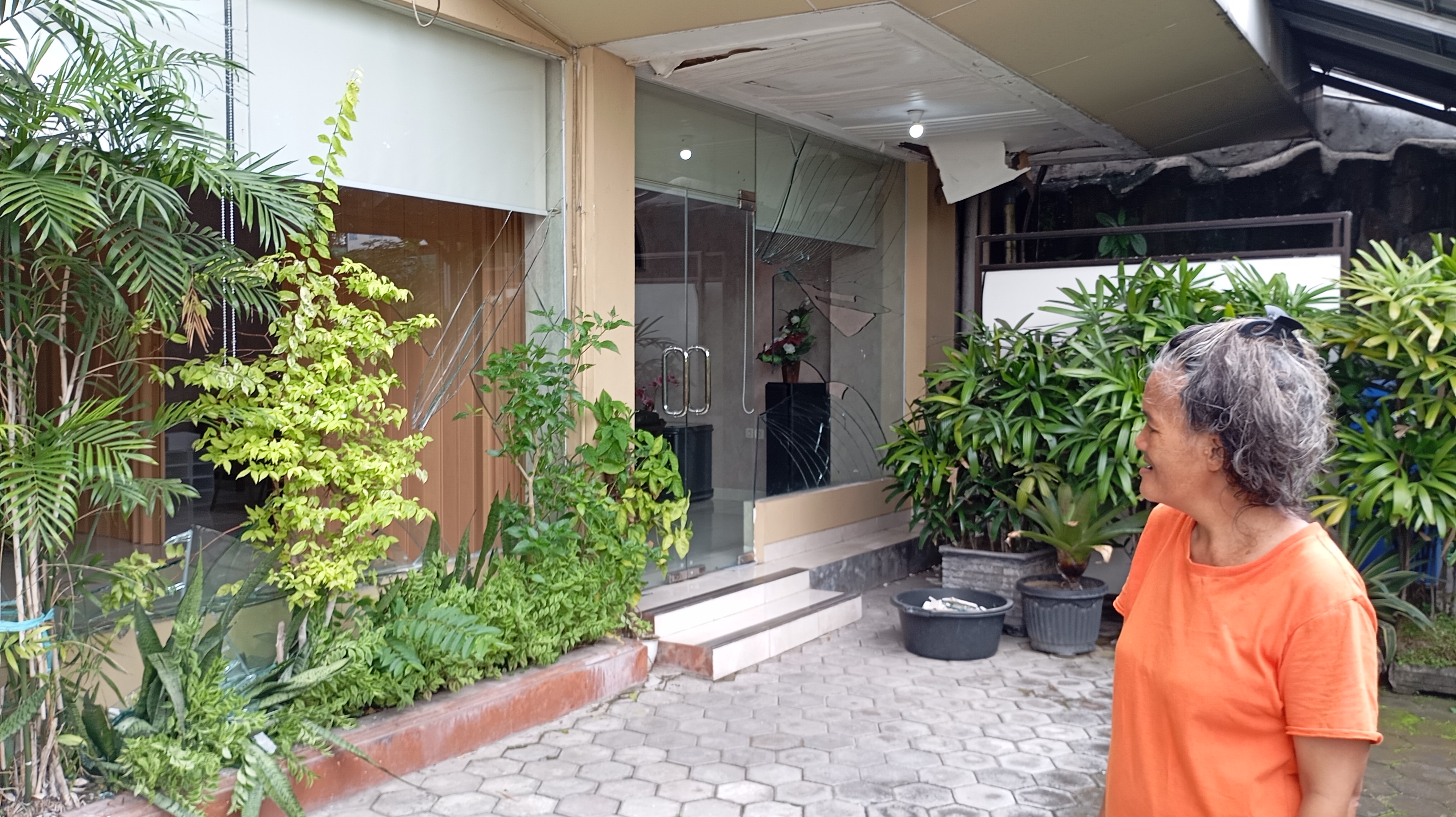 HANCUR: Kondisi kaca Hotel Shafira dan gedung perkantoran di Jalan Letjen Suprapto yang pecah akibat ledakan SPBU Gedongtengen, Selasa (27/5).