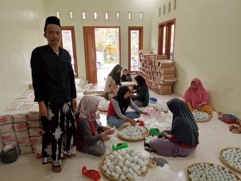 LARIS MANIS: Geliat usaha produksi telur asin yang digagas Latiful Hidayat, 45, warga Desa Karangtanjung, Kecamatan Alian.