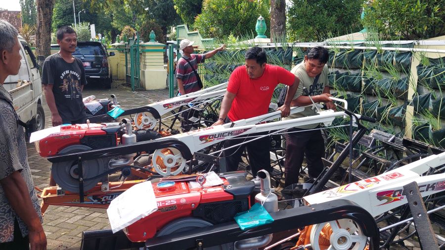 SUMRINGAH: Kelompok tani membawa pulang traktor tangan dengan mobil pickup.