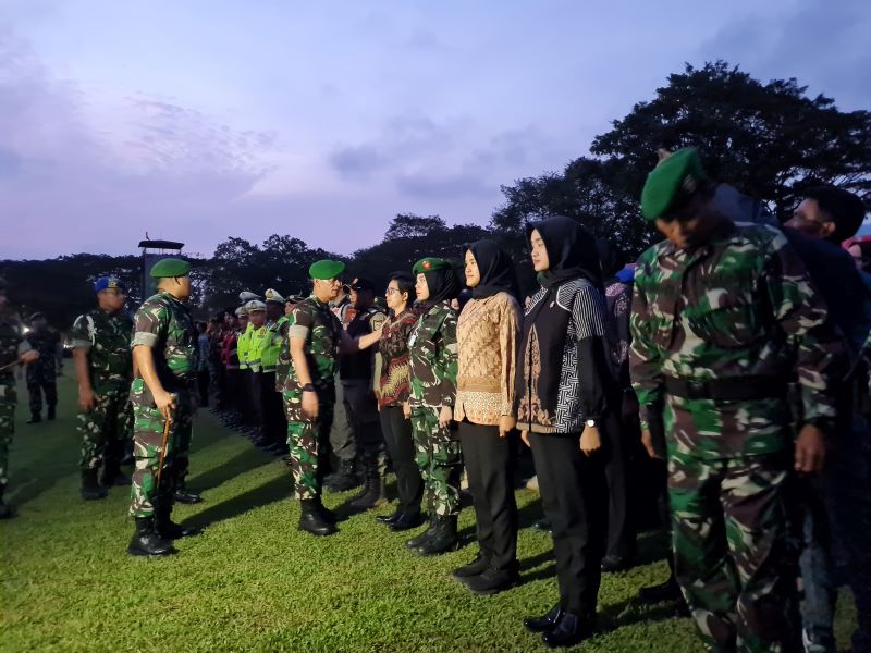 GELAR PASUKAN: Kasrem 072/Pamungkas bersama jajarannya saat memeriksa kesiapan personel jelang kunjungan Presiden RI dan Presiden Prancis Selasa (27/5).