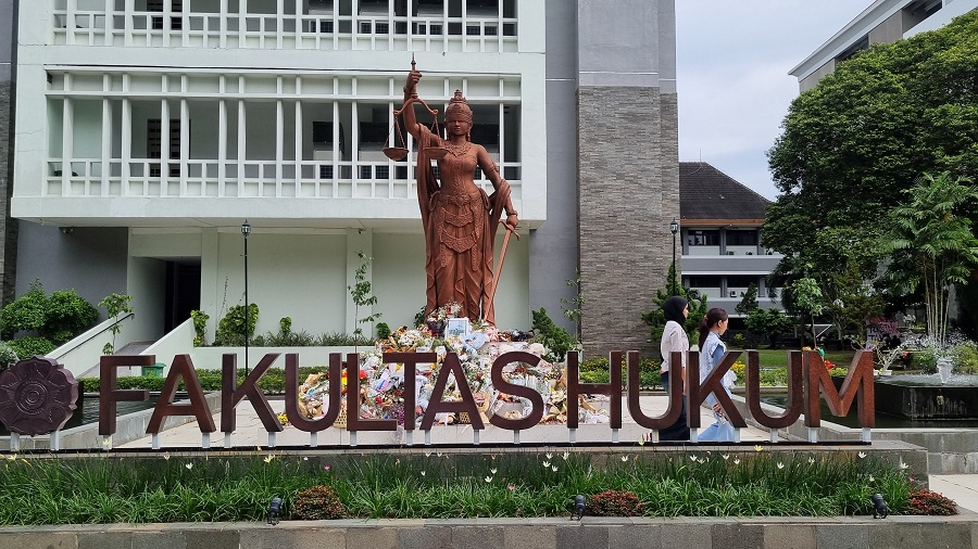 BENTUK DUKUNGAN: Perwakilan mahasiswa memberikan bunga sebagai bentuk dukungan dan doa kepada almarhum Argo Ericko Achfandi di Patung Dewi Keadilan FH UGM.