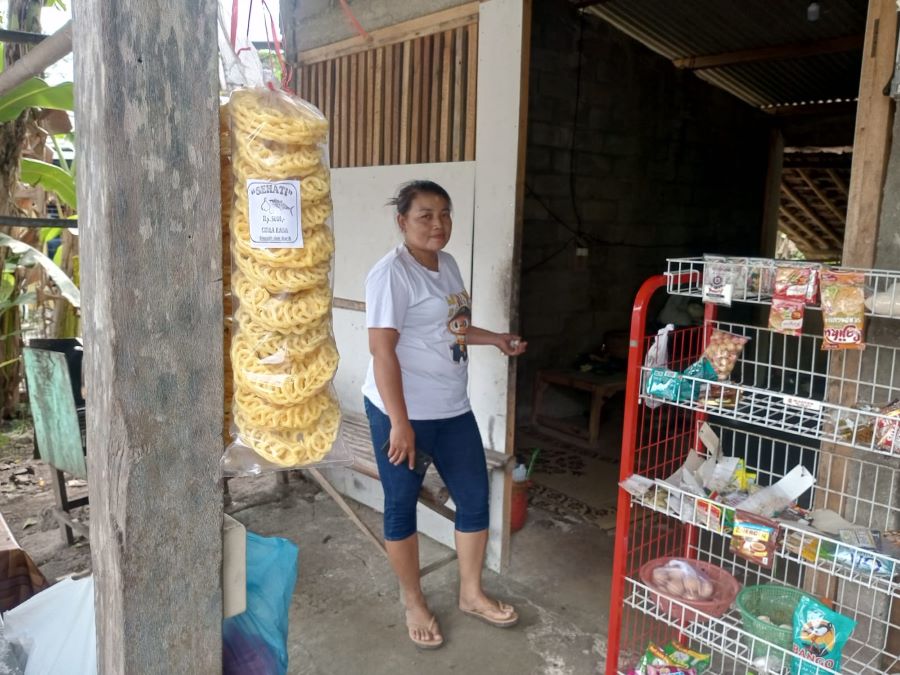 Pemilik warung, Ngadisem sedang menunjukkan bekas gembok yang dirusak maling.