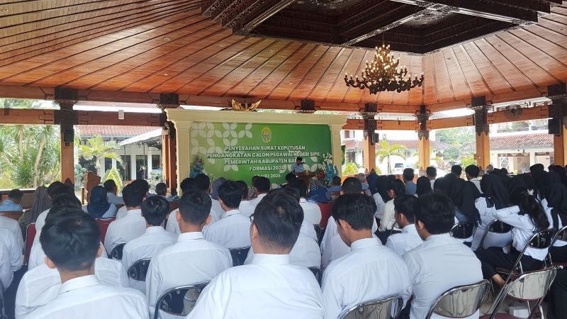 SIMBOLIS: Calon pegawai negeri sipil (CPNS) yang dilantik di Pendopo Parasamya, Bantul Selasa (27/5).