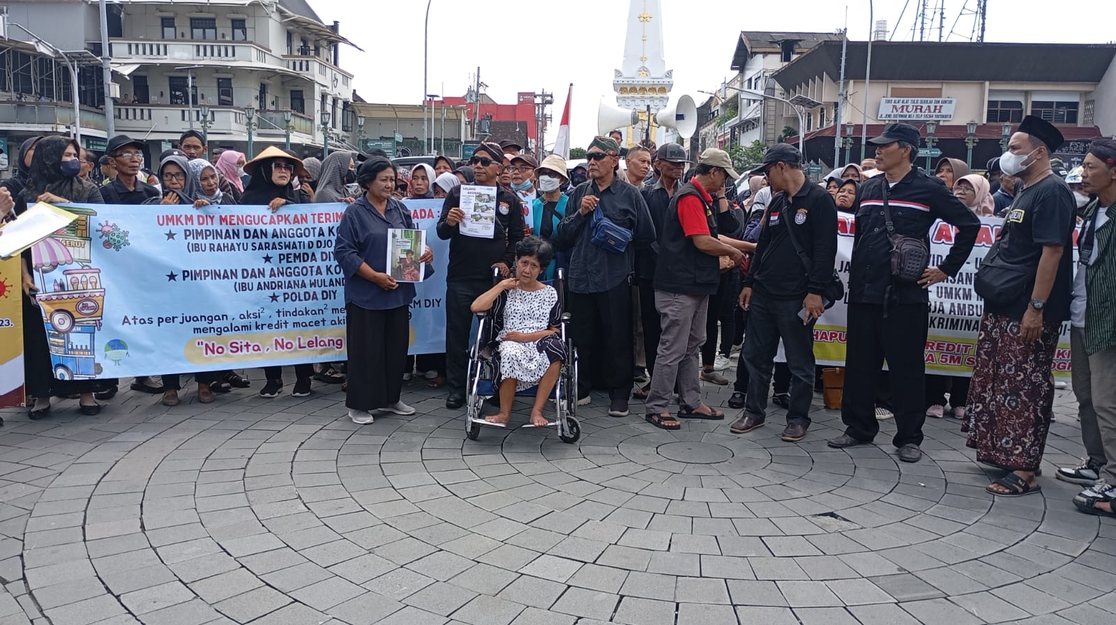 AKSI: Suasana saat massa yang tergabung dalam komunitas UMKM DIY korban Covid-19 menggelar aksi di Tugu Jogja pada Selasa (27/5/2025).