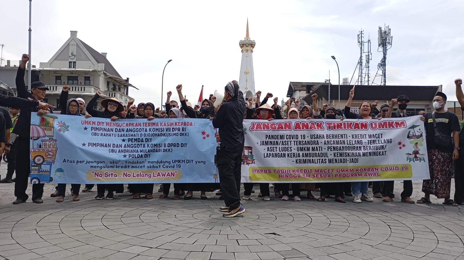 AKSI: Suasana saat massa yang tergabung dalam komunitas UMKM DIY korban Covid-19 menggelar aksi di Tugu Jogja pada Selasa (27/5/2025).
