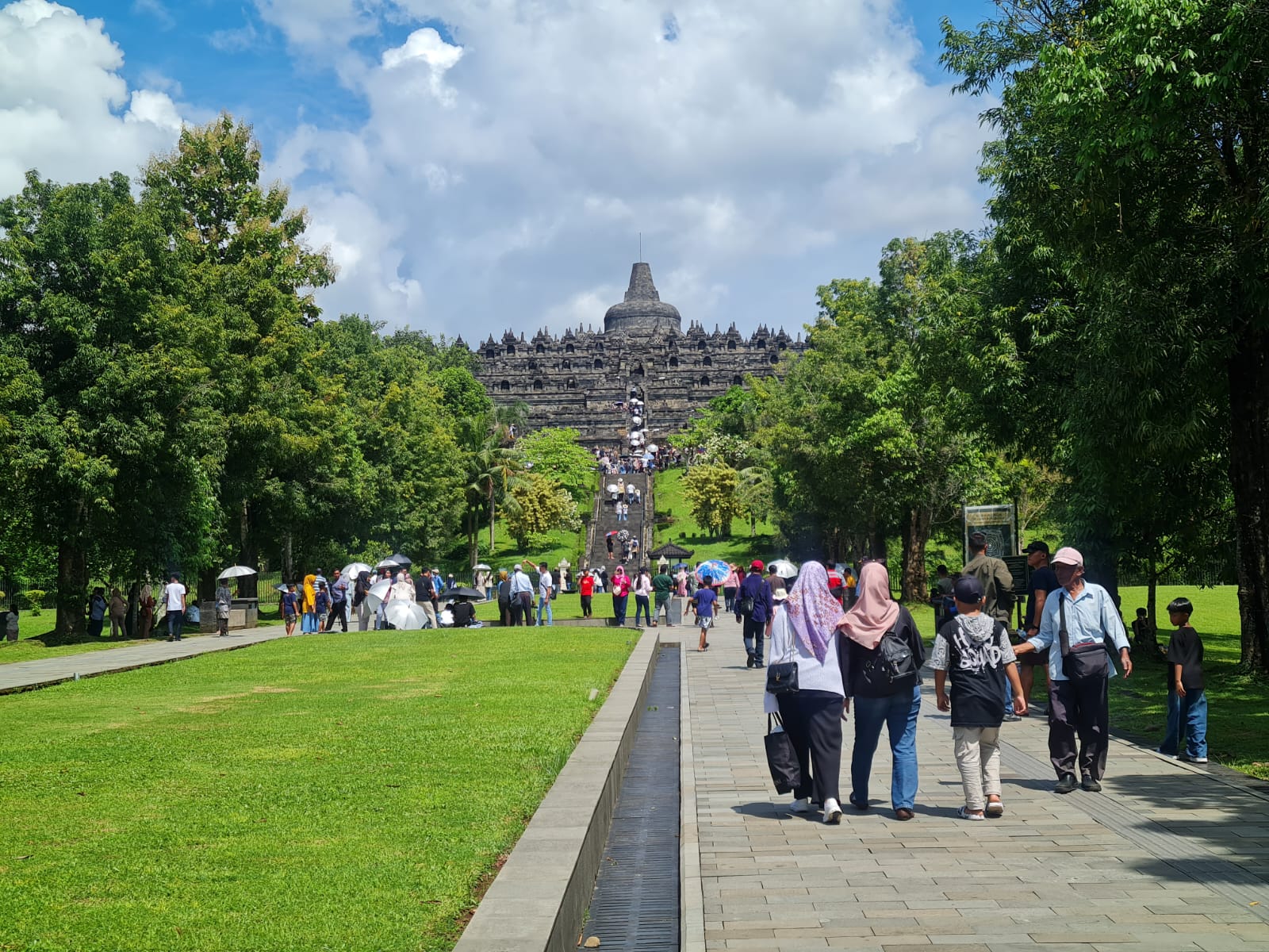RAMAI: Wisatawan dari berbagai daerah berkunjung ke pelataran Candi Borobudur.