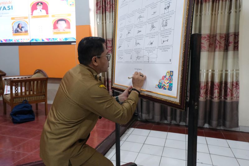 KOMITMEN: Wali Kota Magelang menandatangani komitmen bersama kinerja inovasi oleh para kepala perangkat daerah, camat, lurah, hingga pimpinan BUMD.