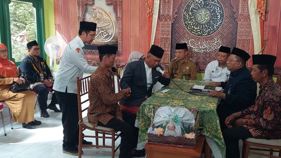 KHIDMAT: Pengantin pria mengucapkan janji suci dihadapan penghulu.