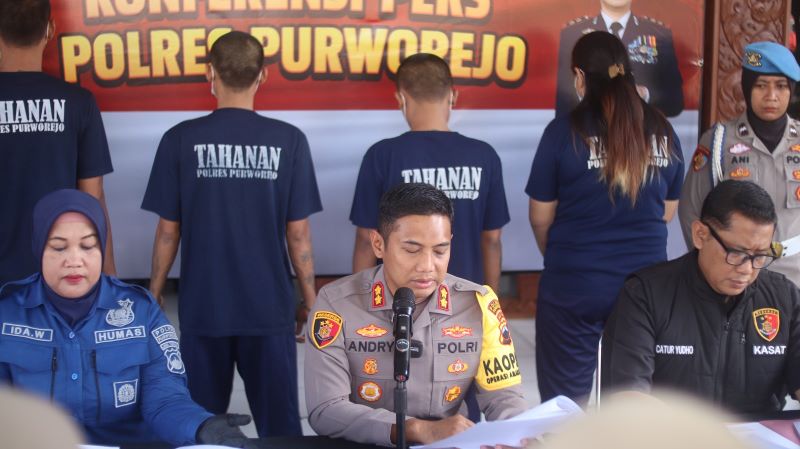 UNGKAP KASUS: Kapolres Purworejo AKBP Andry Agustiano memimpin konferensi pers ungkap kasus penganiayaan yang dilakukan pegawai koperasi simpan pinjam kepada nasabah.