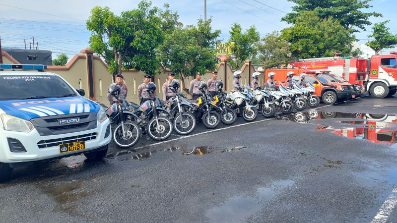 PERSIAPAN: Anggota Patwal Polres Kulon Progo berbaris menyiapkan kendaraan.&nbsp;