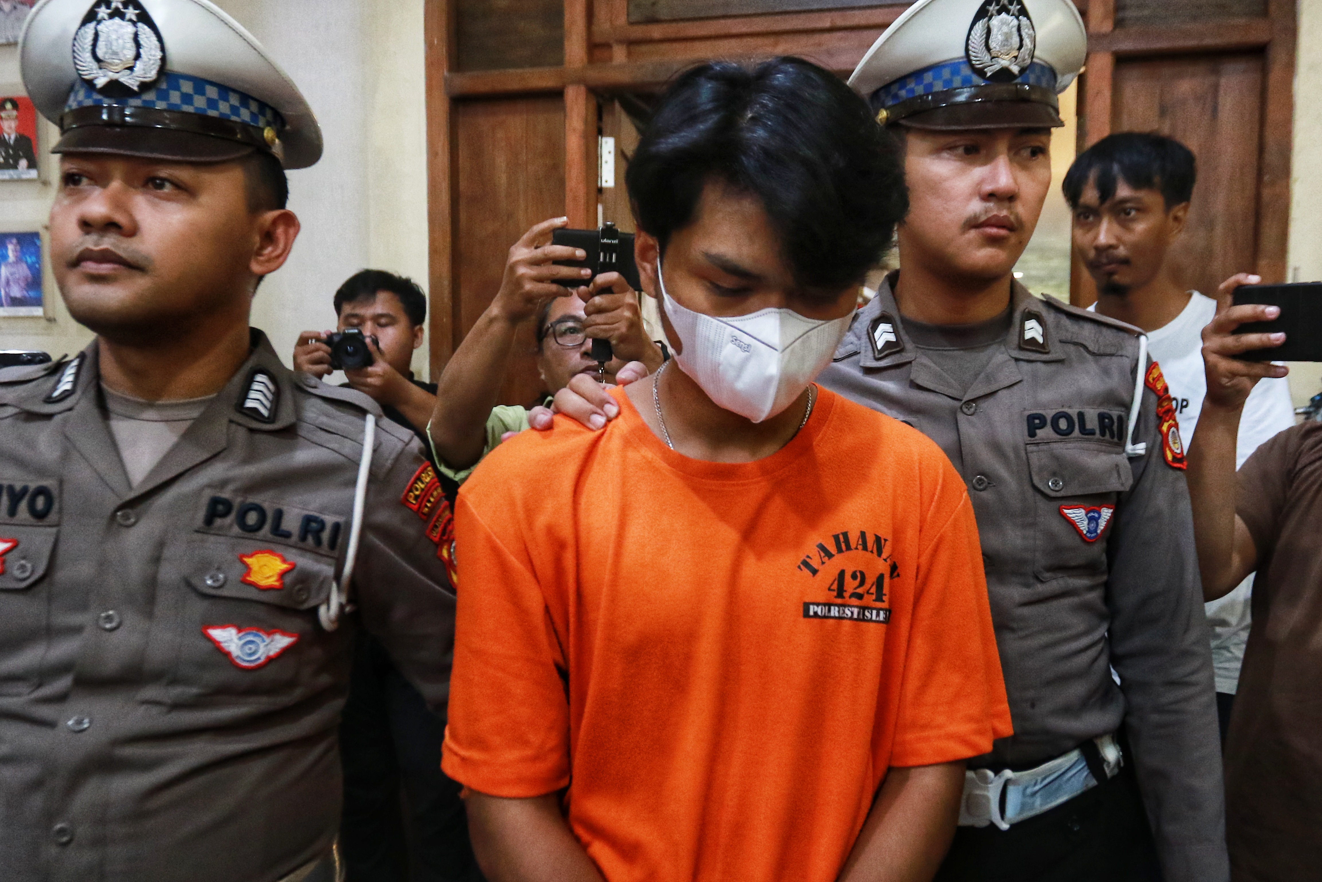 Polisi menghadirkan mahasiswa FEB UGM Christiano Pengarapenta Pengidahen Tarigan (21 tahun), tersangka pengemudi mobil BMW yang menabrak pemotor mahasiswa FH UGM Argo Ericko Achfandi hingga tewas,