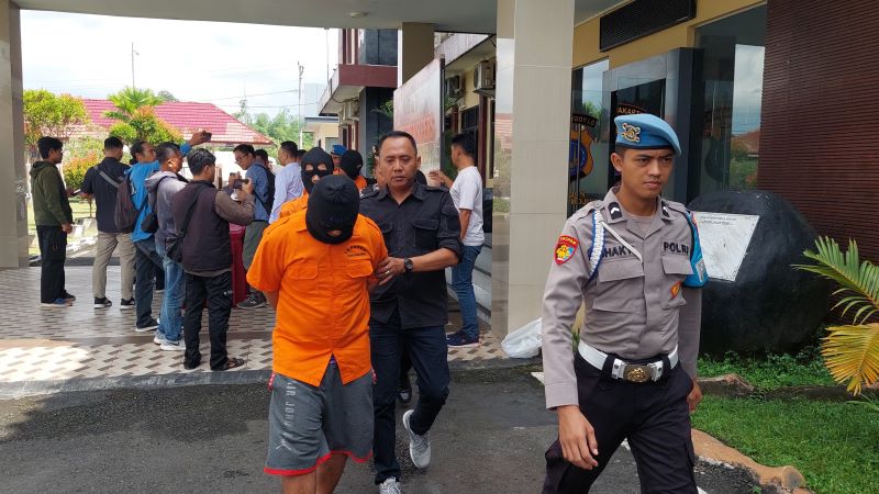 MERINGKUS: Komplotan pencuri dibekuk aparat kepolisian.&nbsp;