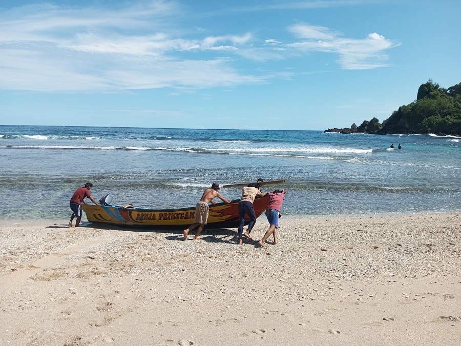 BERLAYAR: Nelayan Pantai Nampu Gunungkidul sedang menyiapkan kapalnya untuk kembali melaut.  Musim kemarau basah ini, hasil tangkapan menurun.