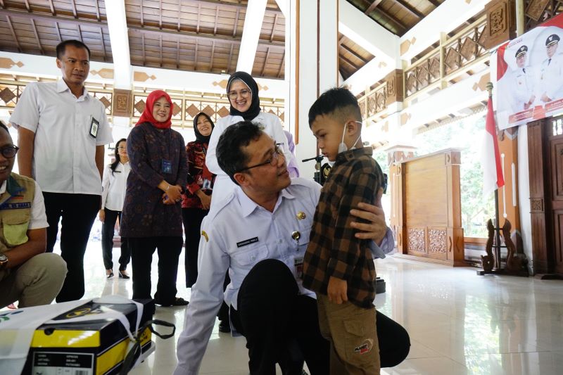 SIMBOLIS: Bupati Magelang memberikan bantuan kepada anak yatim piatu di wilayahnya Rabu (28/5).
