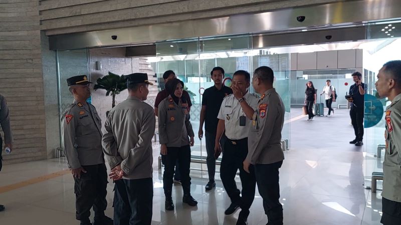 PASTIKAN SIAP: Wakil Bupati Kulon Progo Ambar Purwoko bersama Kapolres Kulon Progo AKBP Wilson Bugner F Pasaribu saat meninjau kesiapan kunjungan Presiden Prancis Emmanuel
