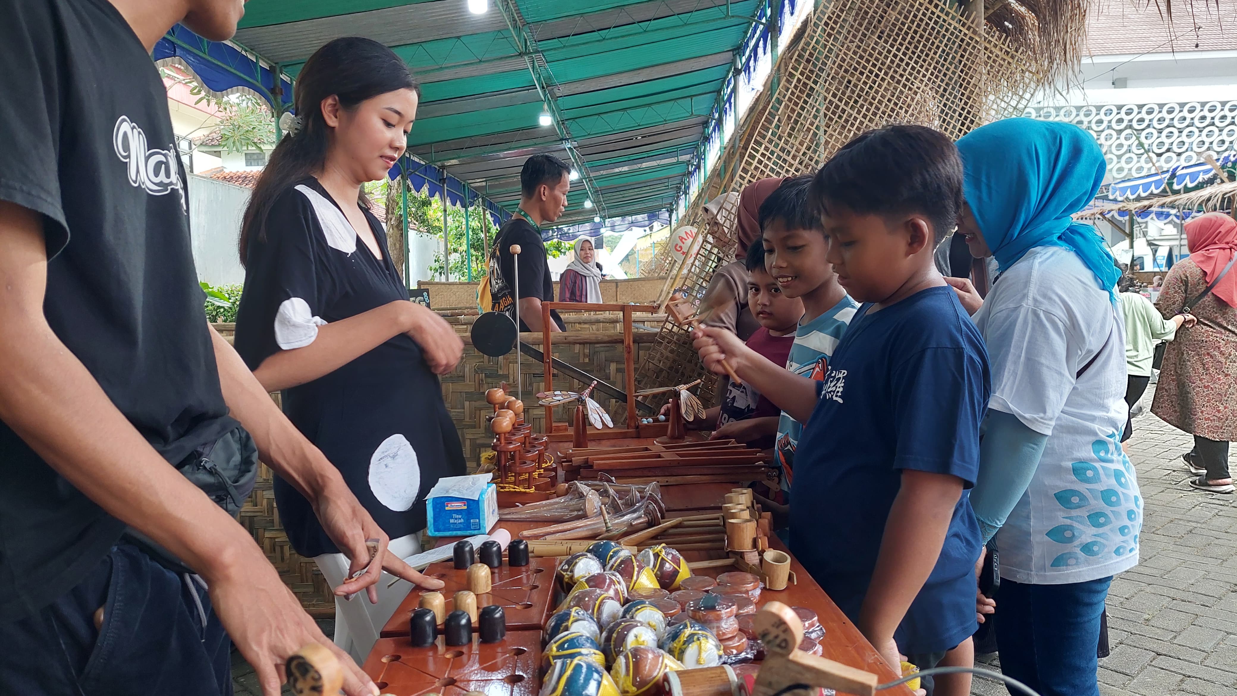 PENINJAUAN: Sekda Kulon Progo melihat roti kolembeng sebawai warisan budaya.&nbsp;