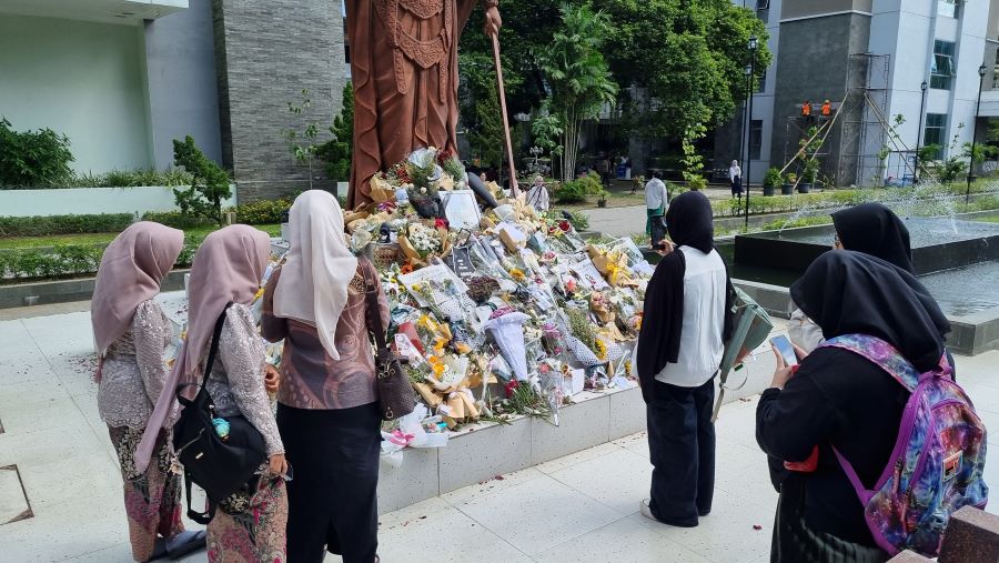 Para mahasiswa dan masyarakat silih berganti mendatangi Patung Dewi Themis yang berada di Fakultas Hukum UGM