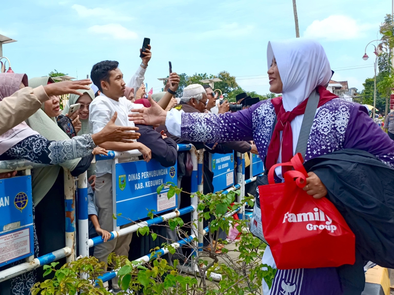 Calon jemaah haji (CJH) asal Kebumen berpamitan kepada keluarga sebelum pemberangkatan menuju Embarkasi Donohudan, Solo.