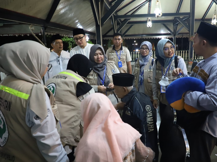 Wakil Bupati Purworejo Dion Agasi Setiabudi melepas pemberangkatan calon jemaah haji yang akan bertolak ke tanah suci.