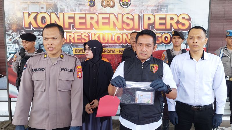 DIAMANKAN: Personel Polres Kulon Progo menunjukkan barang bukti yang disita dari pelaku.&nbsp;