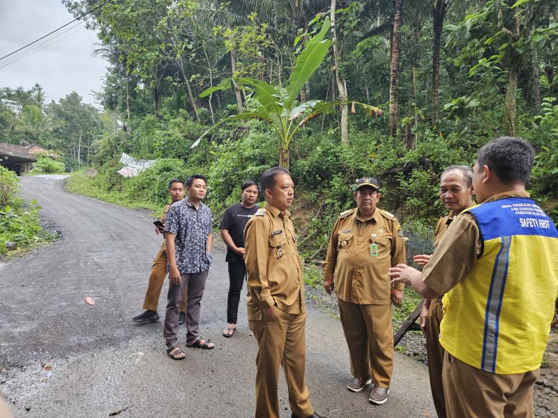 RUSAK: Bupati Kulon Progo meninjau perbaikan jalan Tangkisan 2.&nbsp;