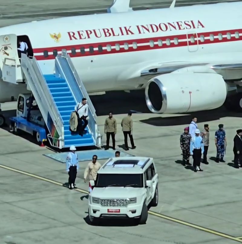 MENDARAT: Presiden Prabowo mendarat di landasan YIA disambut Wakil Gubernur DIY.&nbsp;