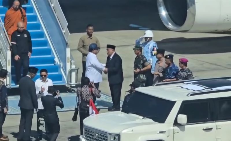 MENDARAT: Presiden Prabowo mendarat di landasan YIA disambut Wakil Gubernur DIY.